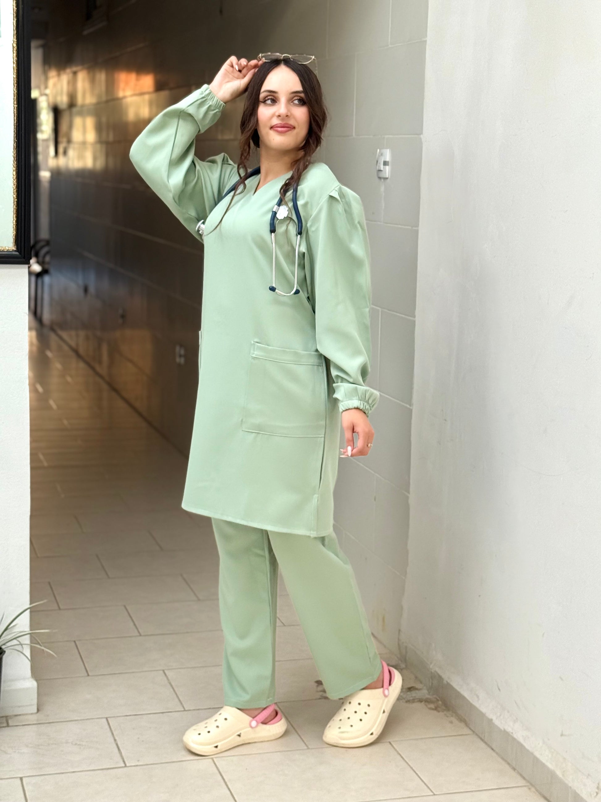 Tenue médicale pour femme - Vert Olive (Modèle moyenne)