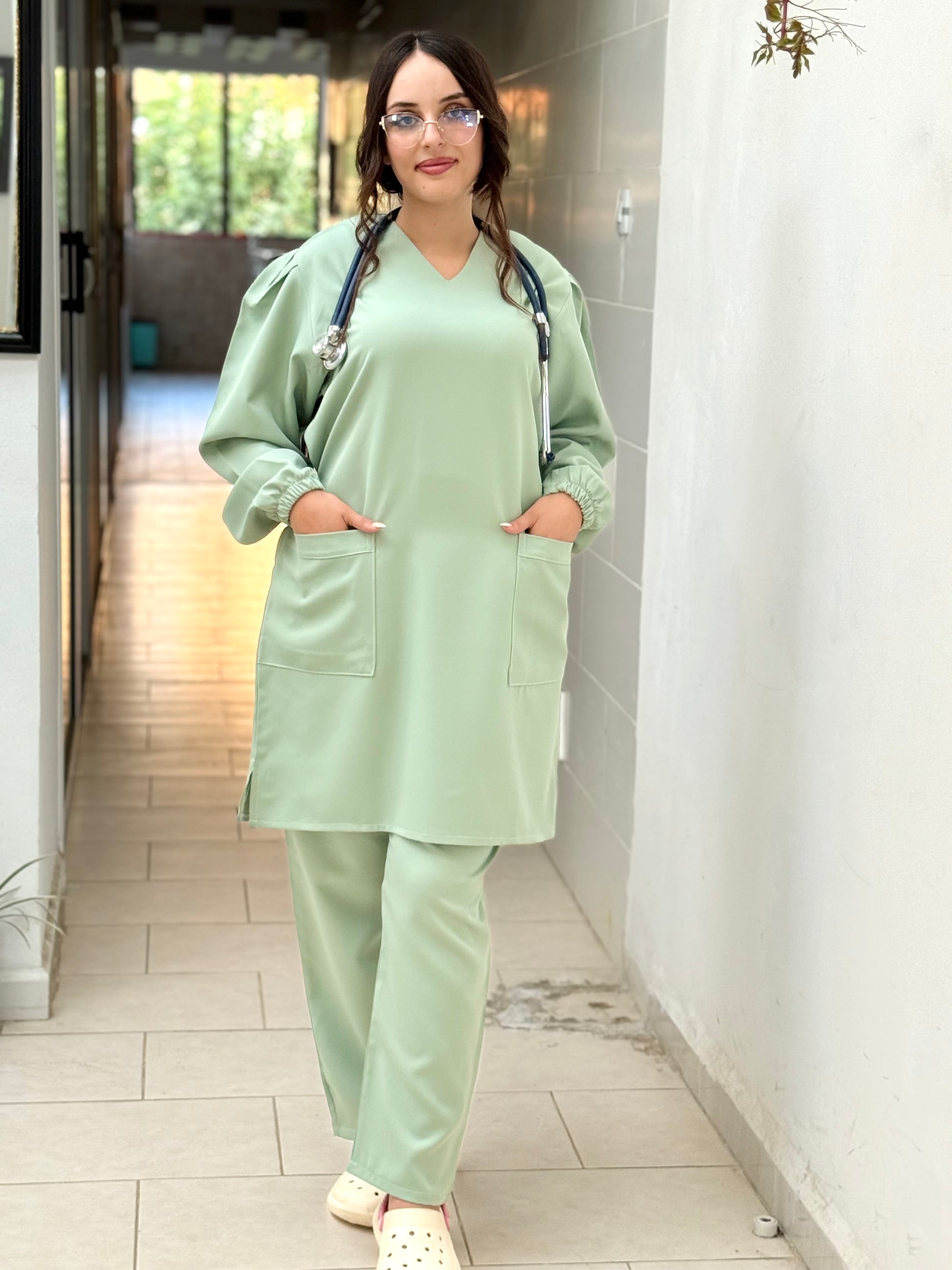 Tenue médicale pour femme - Vert Olive (Modèle moyenne)