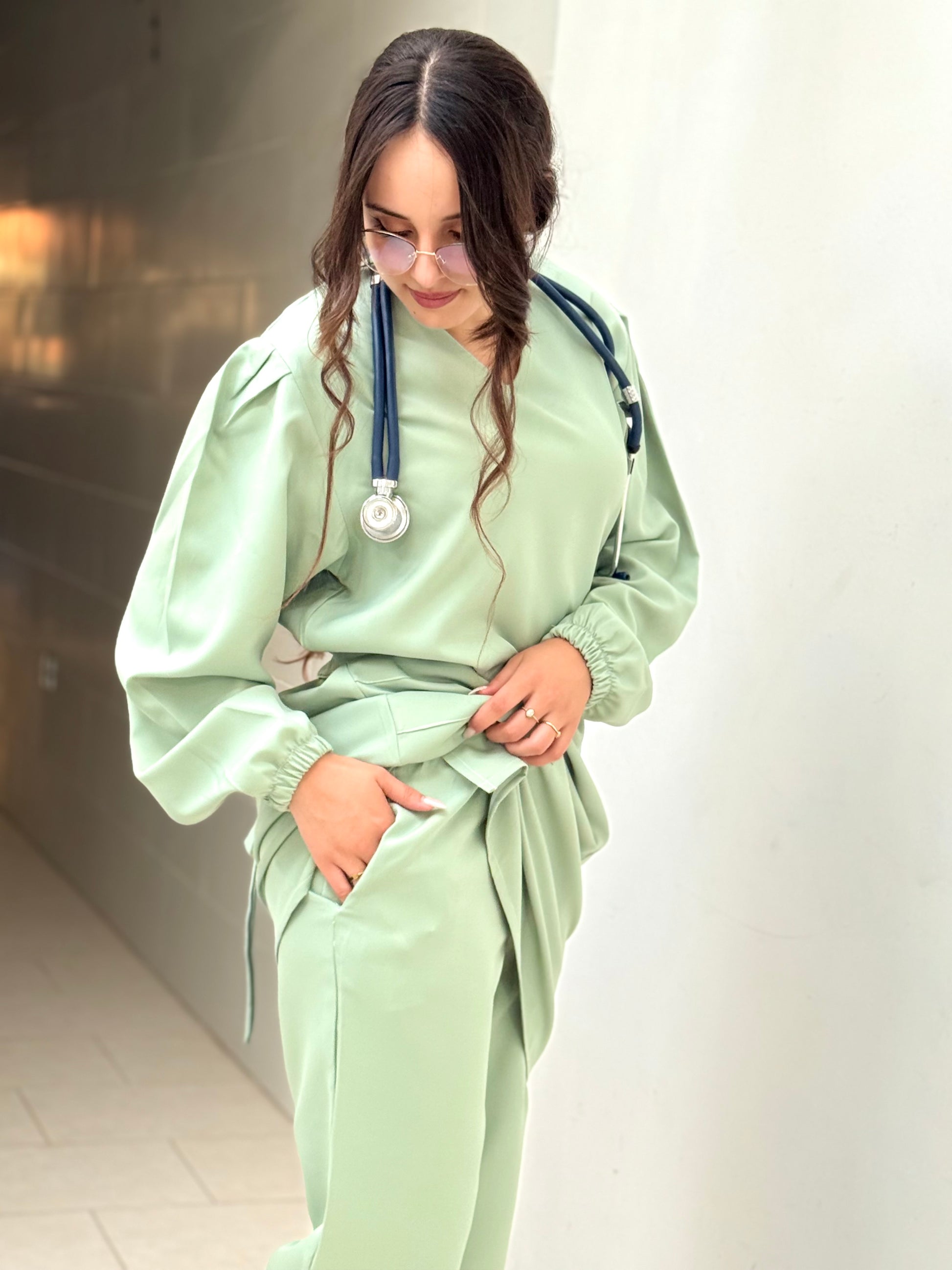 Tenue médicale pour femme - Vert Olive (Modèle moyenne)